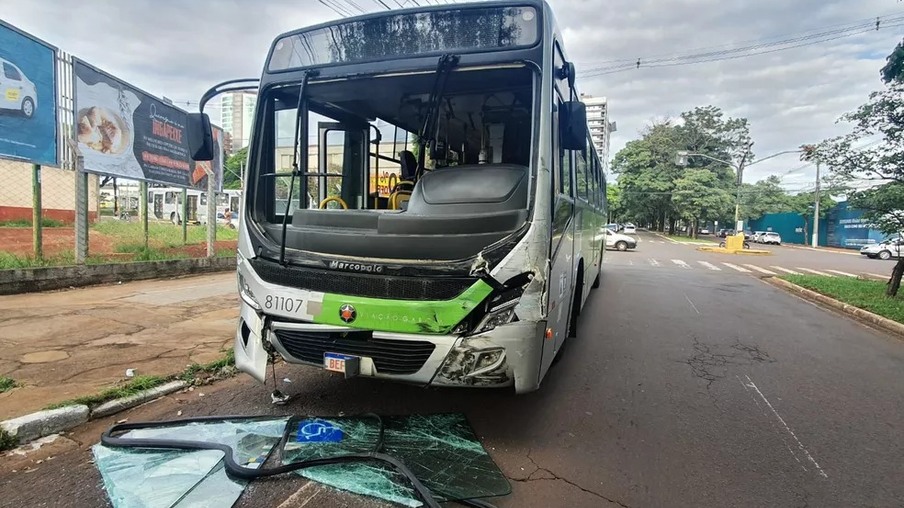Doze pessoas ficam feridas após dois ônibus do transporte coletivo baterem, em Maringá
