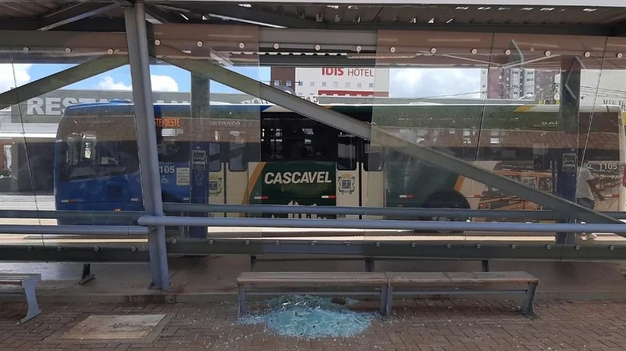 Mais um ponto de ônibus é destruído por vândalos em Cascavel