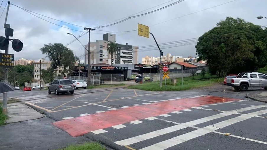 Motociclista morre após batida com trem, em Curitiba