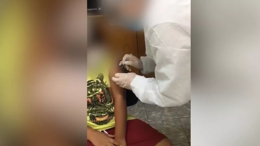 Servidora da saúde "finge" aplicar vacina contra a Covid em criança; veja o vídeo