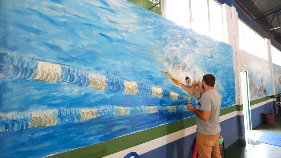 Painéis retratam atividades na piscina do Complexo Ciro Nardi