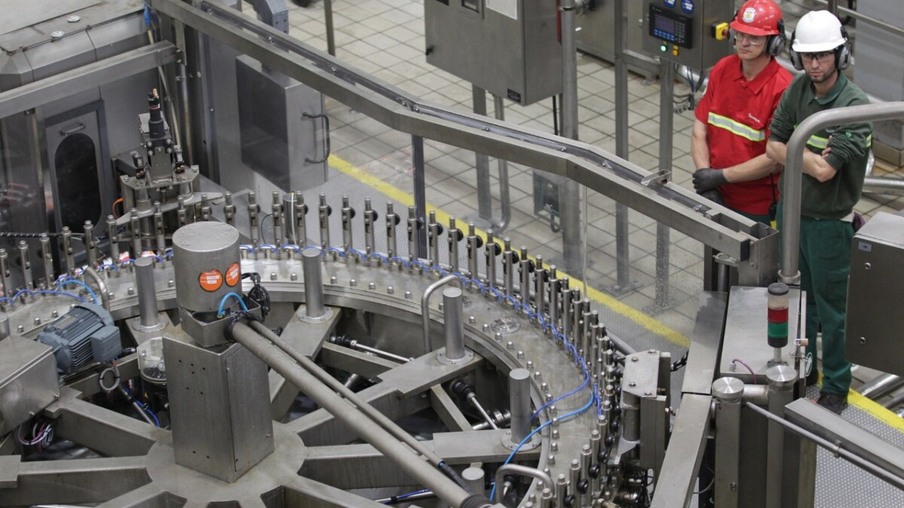 Setores de bebidas, automotivo, máquinas e equipamentos garantem crescimento da produção industrial em fevereiro