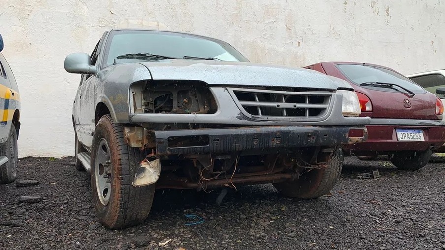 Polícia apreende seis fuzis escondidos em carro sobre plataforma de caminhão guincho no Paraná