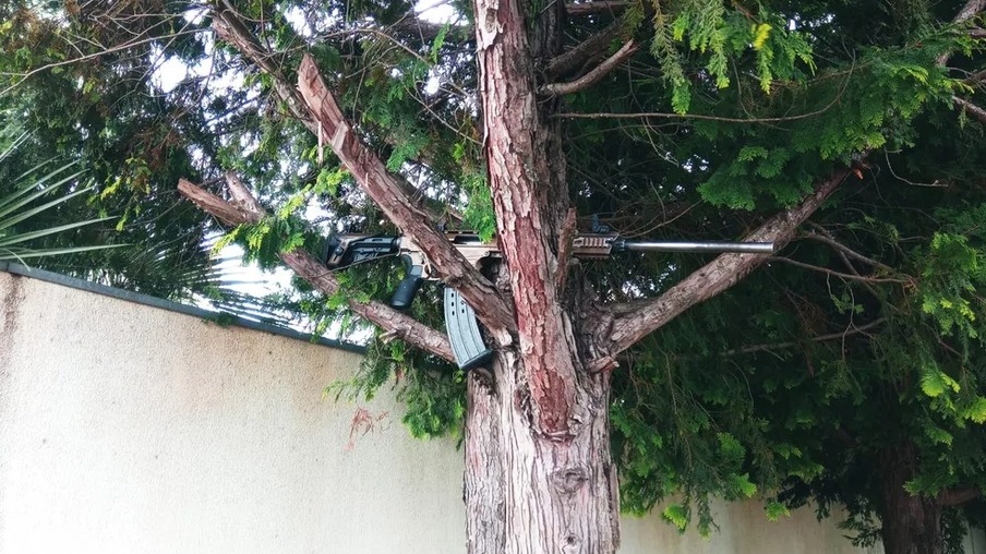 Arma de alto calibre é abandonada em árvore após ataque a empresa de valores, em Guarapuava