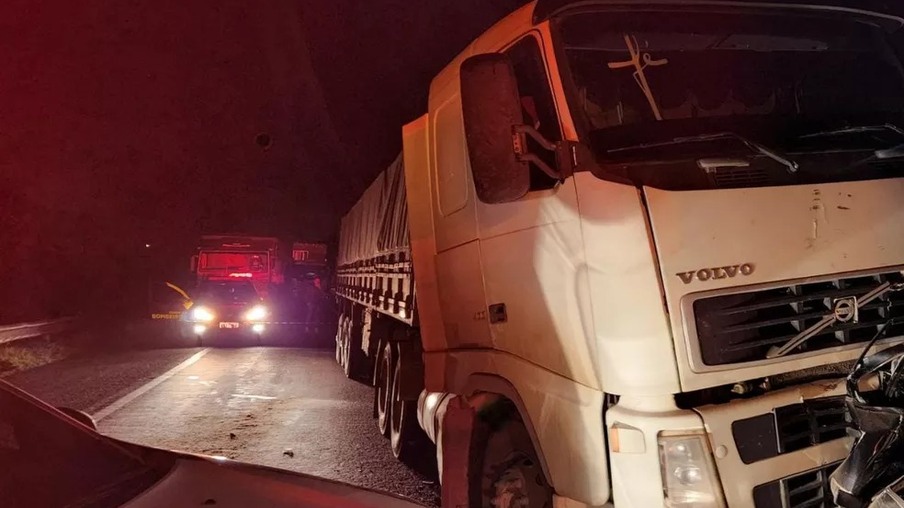 Policial militar e estudante morrem depois de carro ser prensado entre 2 caminhões na BR-376, em Ponta Grossa