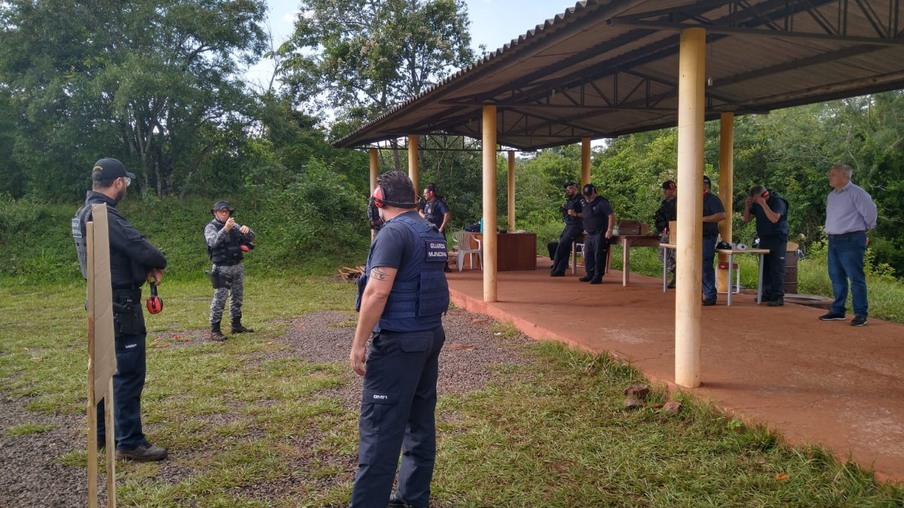 Guardas municipais de Foz do Iguaçu finalizam treinamento para instruções de tiro