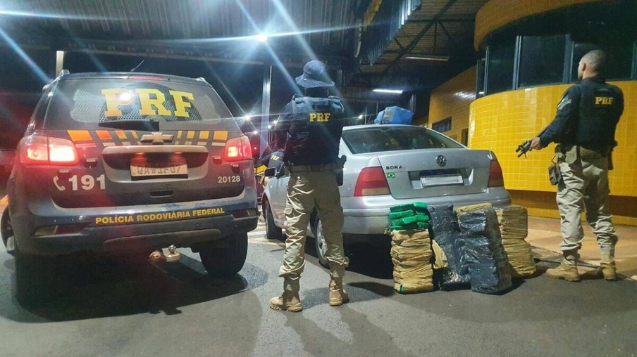 PRF apreende maconha, arma de fogo, medicamentos, eletrônicos e cigarros e prende seis no Paraná
