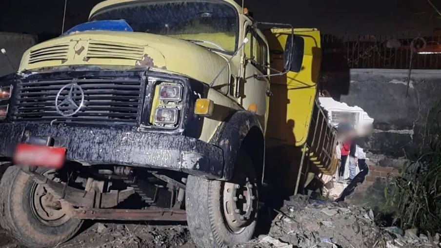 Caminhão desgovernado destrói parede e invade casa no Paraná