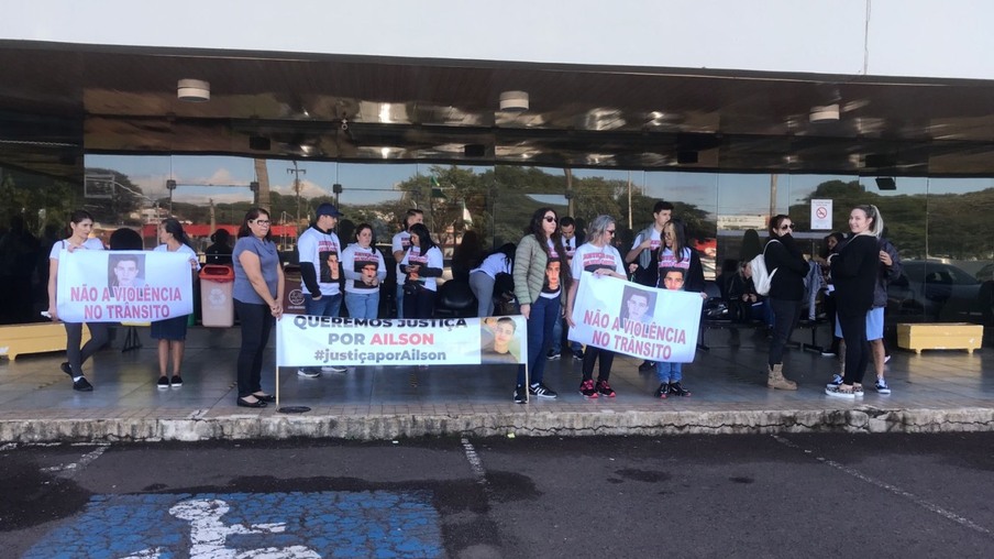 Familiares de Ailson Ortiz, morto em briga de trânsito, realizam protesto em frente ao Fórum