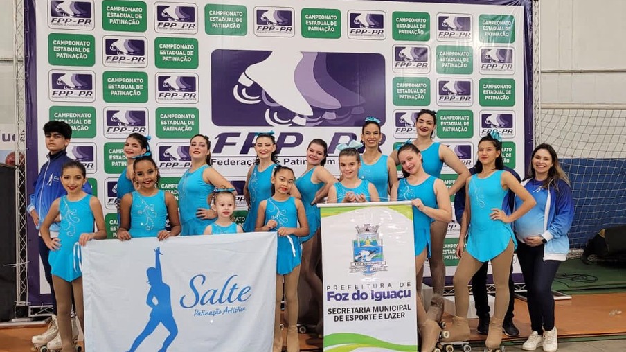 Iguaçuenses medalhistas no Campeonato Paranaense de Patinação visitam a Secretaria Municipal de Esporte e Lazer