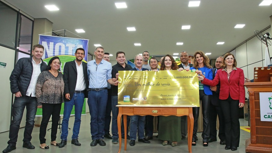 Chefe do Núcleo Regional de Educação é a ganhadora do prêmio de R$ 1 milhão do Nota Paraná