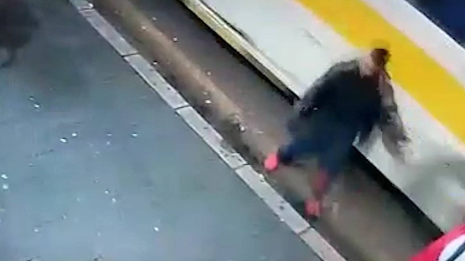 Vídeo mostra jovem sendo empurrado contra ônibus na Rua Paraná
