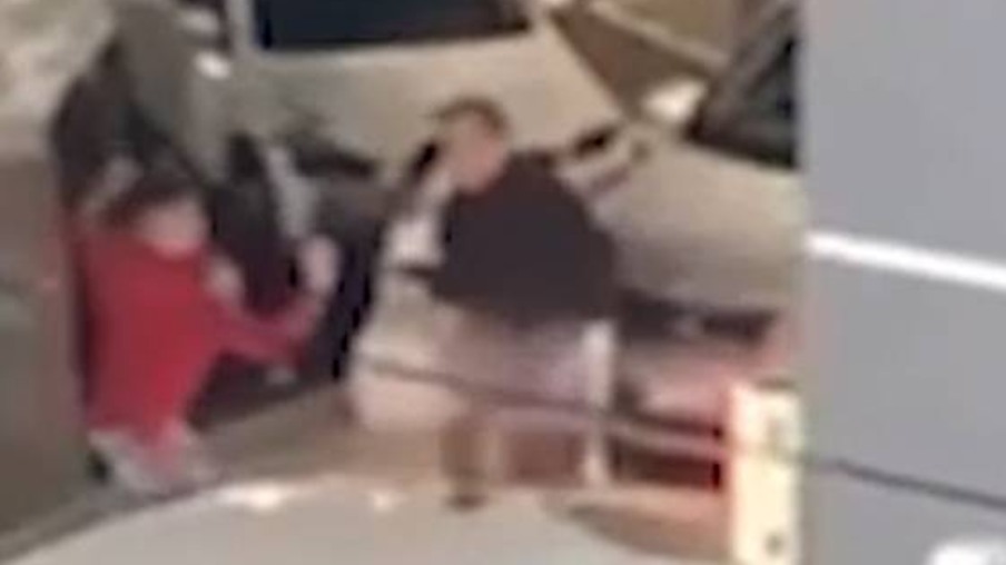 Vídeos registram briga em estacionamento e momento em que Gabriel Baiça é ferido