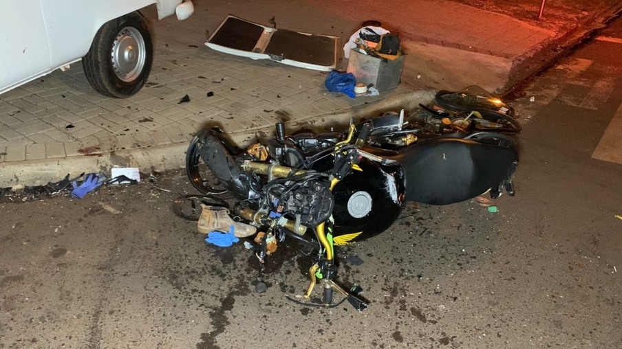 Tragédia: Homem morre após violenta colisão entre Kombi e moto na Rua Itália no Jardim Veneza