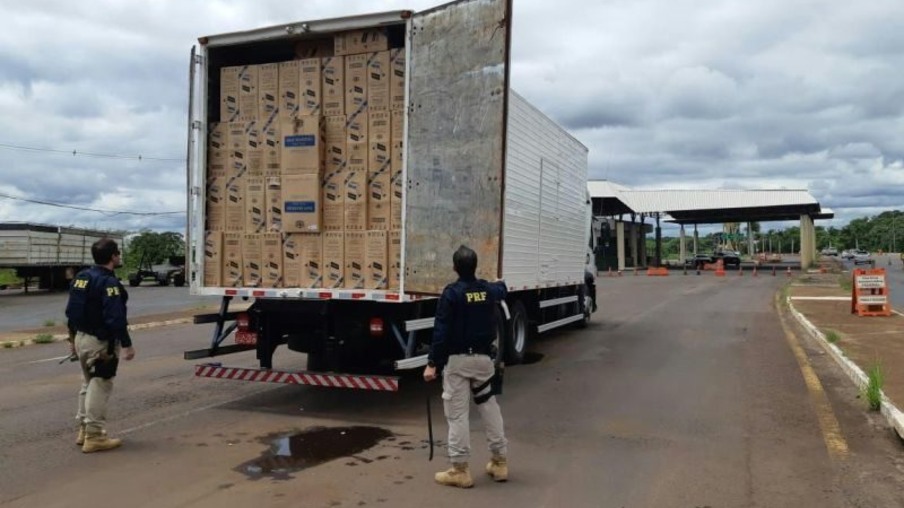 PRF apreende caminhão com 300 mil carteiras de cigarro em Guaíra