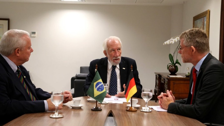 Consul Geral da Alemanha em São Paulo Axel Zeidler, e Cônsul Honorário da Alemanha em Curitiba Andreas F.H. Hoffrichter ,com o Vice-governador Darci Piana.
Foto Gilson Abreu