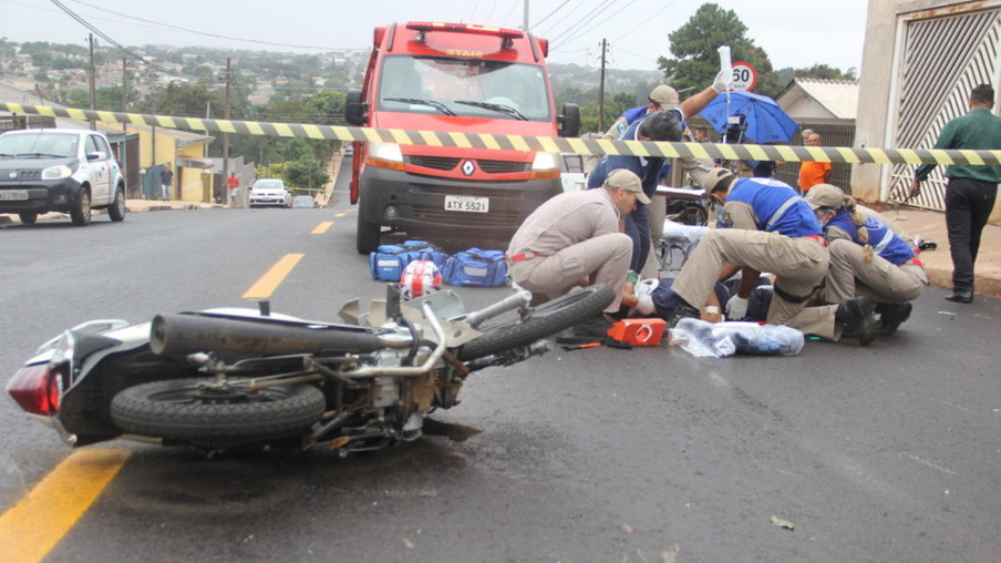 Motociclista sofreu lesões graves e foi sedado ainda no local / Foto: Fábio Donegá 