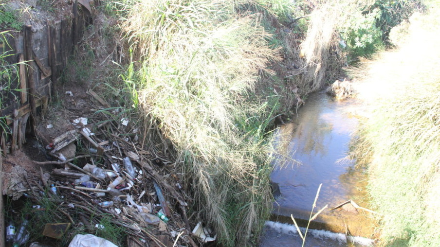 Meio Ambiente inicia limpeza no Córrego Bezerra