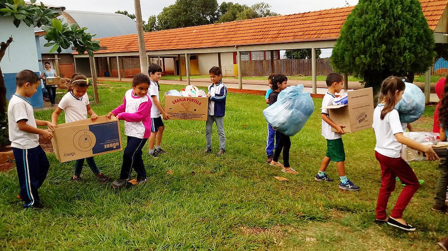 Estudantes fazem trabalho em conjunto para a coleta de materiais recicláveis