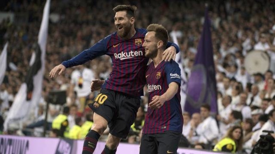 Rakitic celebra ao lado de Messi após marcar o único gol do jogo (Foto: AFP)