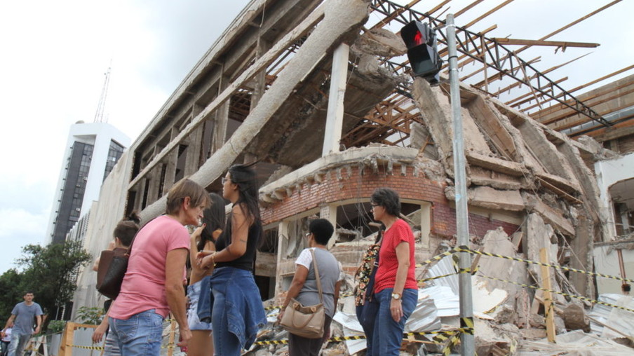 Comissão apura acidente em demolição de prédio