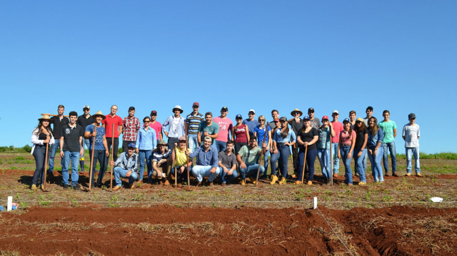 Calouros de Agronomia participam da 1ª aula na Fazenda Escola da Univel