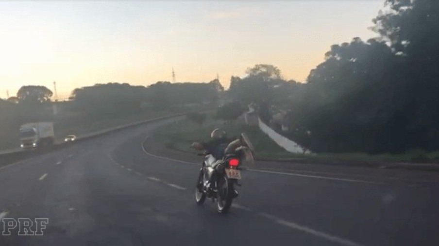PRF flagra homem pilotando moto deitado em Cascavel