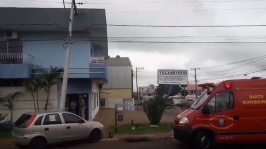Acidente deixa poste pendurado no bairro Coqueiral em Cascavel