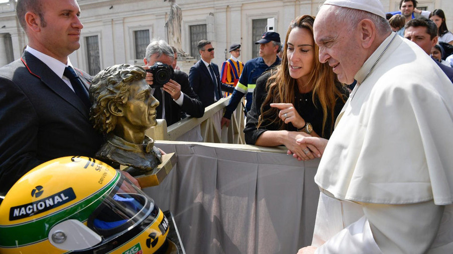 Em solenidade realizada ontem no Vaticano, o Papa Francisco recebeu a escultura e um capacete de Ayrton Senna - Foto: Divulgação