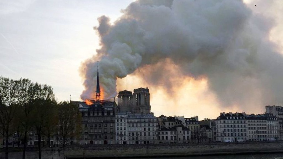 Catedral de Notre Dame de Paris em chamas - Foto:Agência Reuters