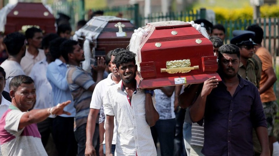 As pessoas reagem durante um enterro em massa de vítimas, dois dias depois de uma série de ataques suicidas em igrejas e hotéis de luxo em toda a ilha no domingo de Páscoa, em Colombo, Sri Lanka, 23 de abril de 2019. REUTERS / Dinuka Liyanawatte