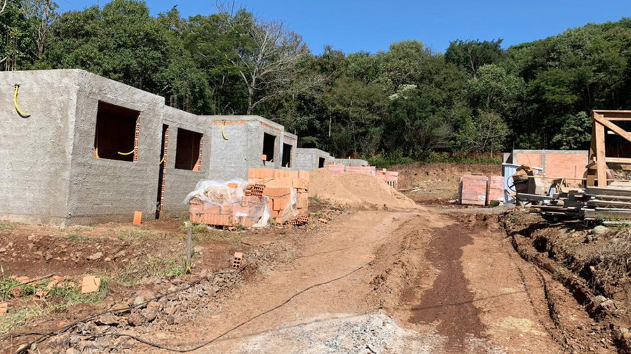 Cohapar e prefeitura vistoriam obras de 20 casas populares em Guaraniaçu