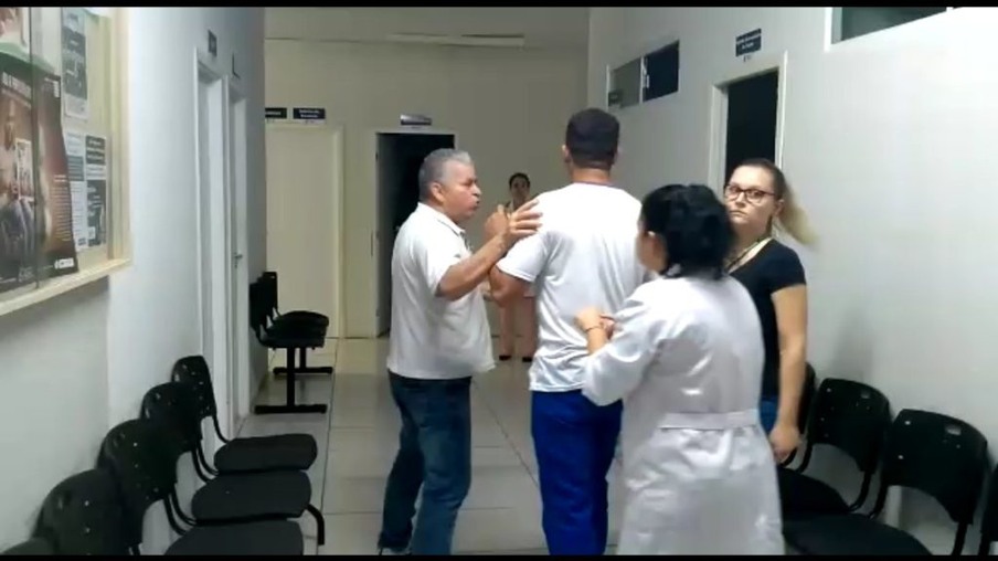EXCLUSIVO:Homem tenta agredir funcionário de Posto de saúde para tomar vacina