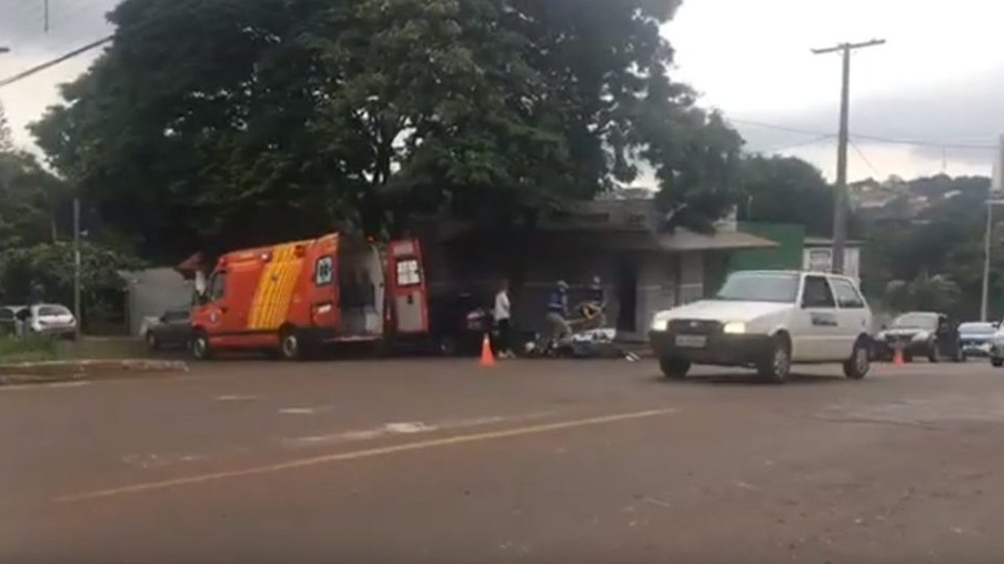 Carro e moto batem em cruzamento na Rua Manaus em Cascavel
