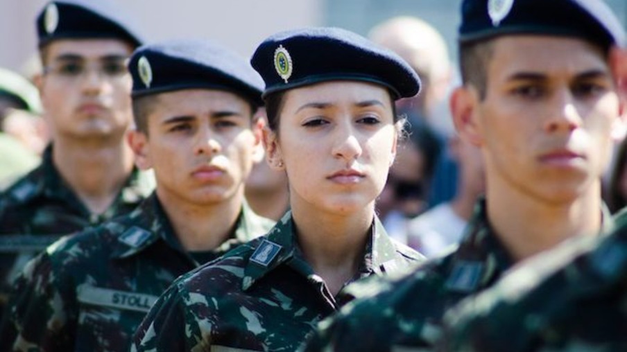 Senadores querem saber impacto de serviço militar voluntário feminino