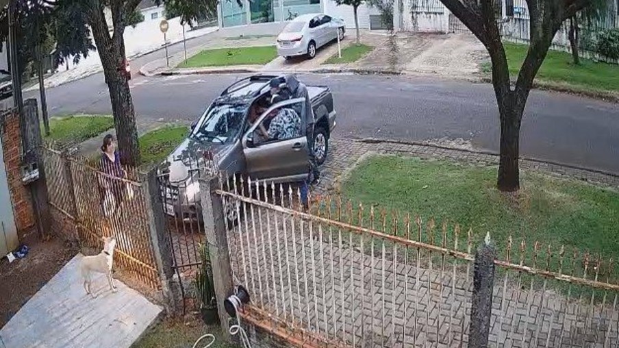 Câmera de segurança flagra roubo de caminhonete no Alto Alegre em Cascavel