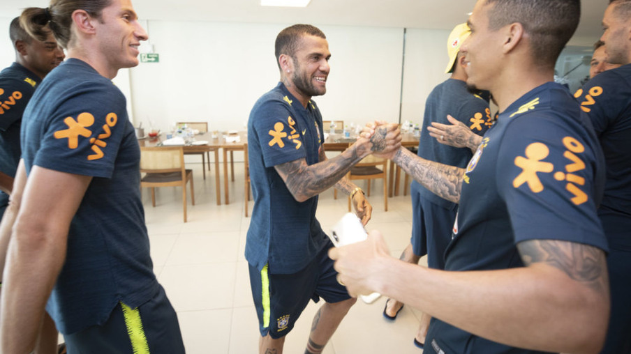 Copa América: Tite tira a faixa de Neymar e Daniel Alves será o capitão