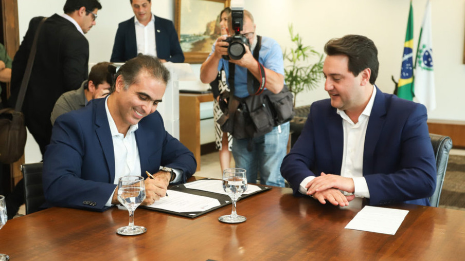 O governador e o CEO da Volkswagen América Latina, Pablo Di Si, anunciam investimentos em ação social/ Foto: Rodrigo Felix Leal/ANPr 