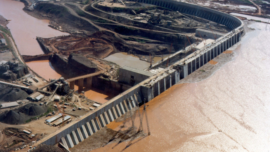 Vista aérea da barragem durante o enchimento do reservatório 