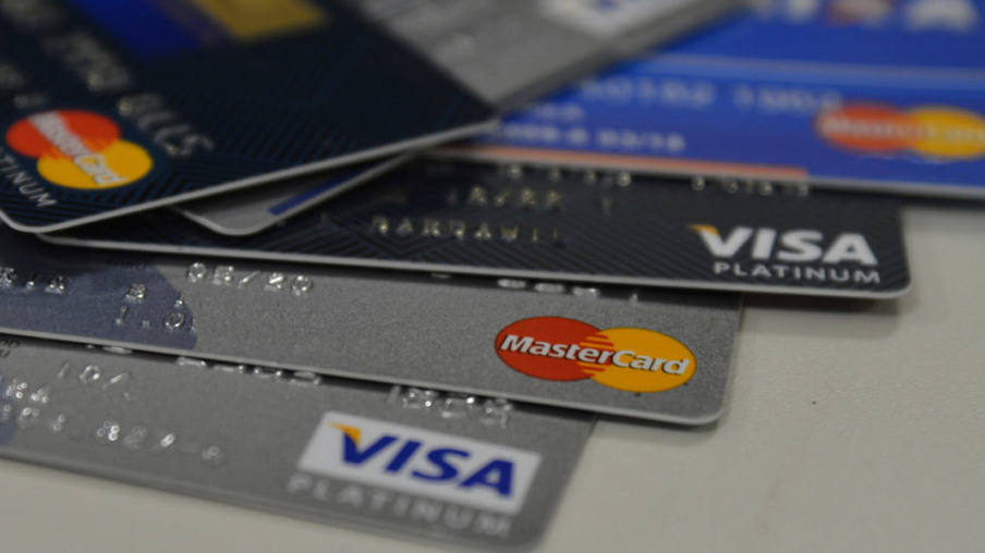 Juro do rotativo do cartão de crédito “cai” para 309,9% ao ano
