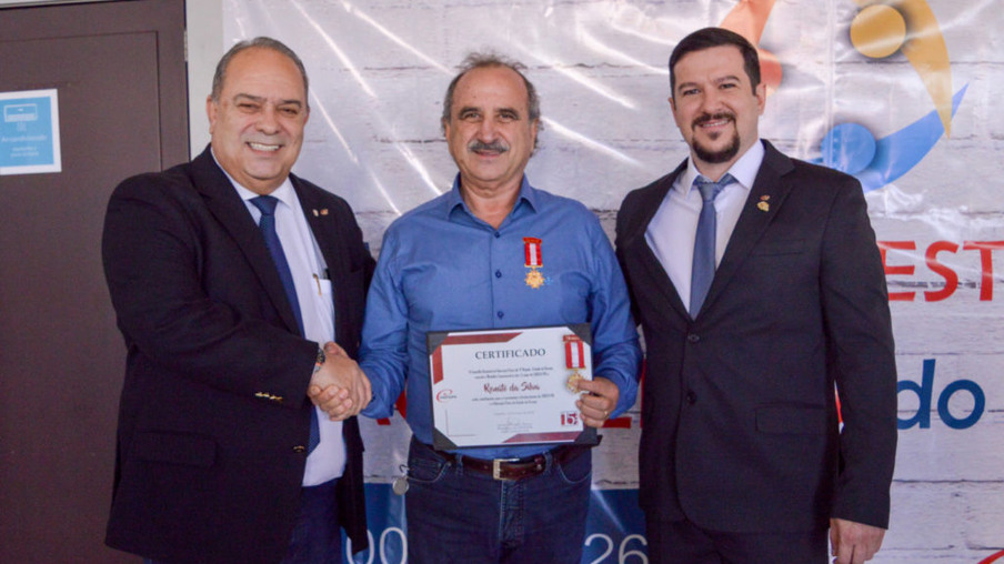 Reitor recebe medalha em evento do Conselho de Educação Física