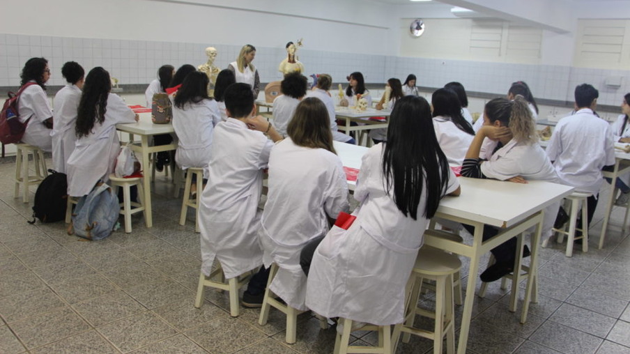 Professora Dora Castro fala aos visitantes sobre Anatomia Humana 