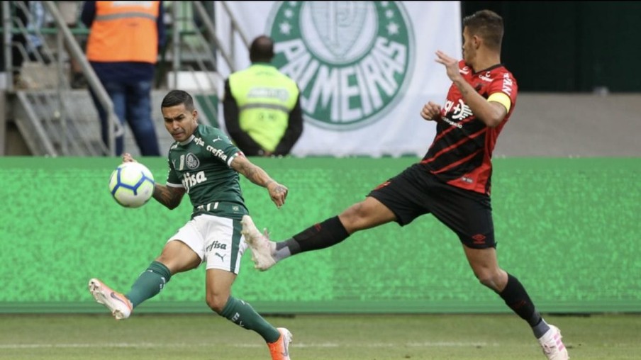 Palmeiras bate o Athletico e segue no topo do Campeonato Brasileiro