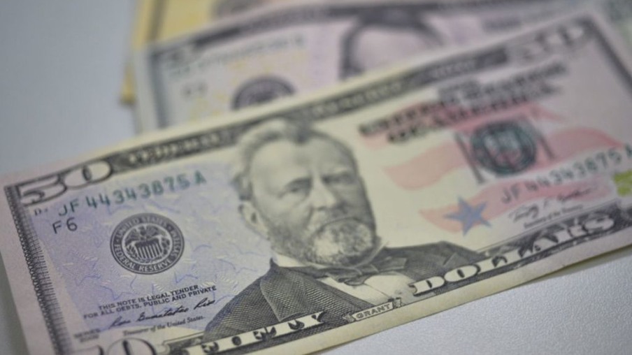Tensão: Mesmo com leilão, dólar fecha a R$ 4,15