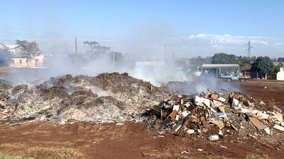 Fogo em lixo num ponto de apoio de Mutirão incomoda moradores da região Norte