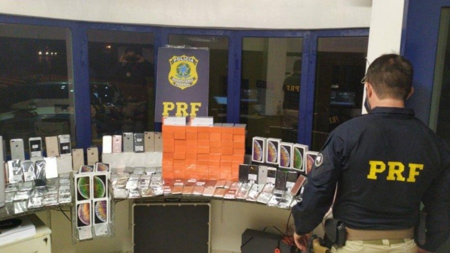 PRF prende casal com 164 celulares escondidos em carro no Paraná
