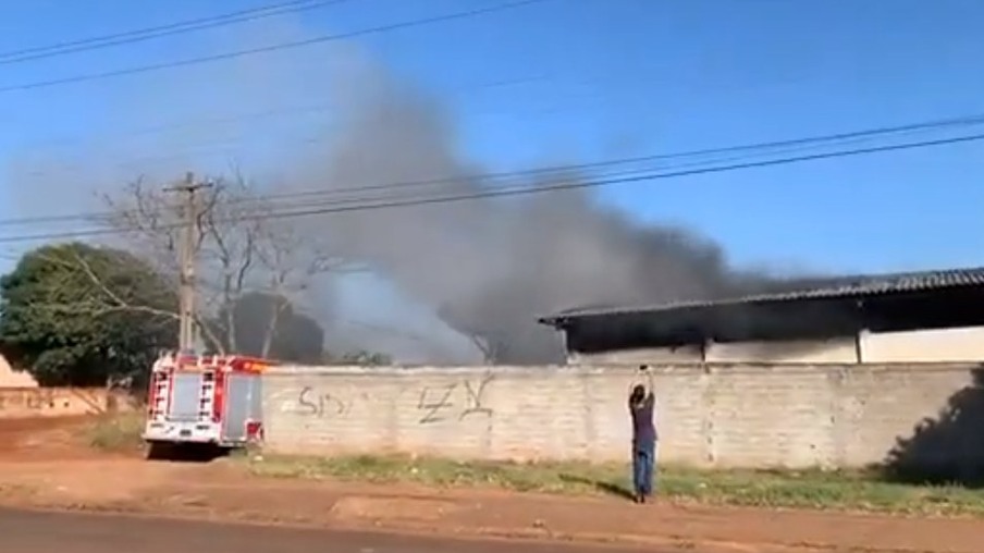 Incêndio no barracão da Cootacar mobiliza Corpo de Bombeiros