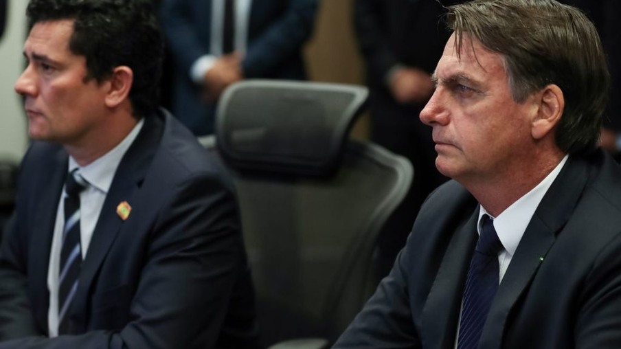 Conversa entre Moro e Bolsonaro quase custa cargo do ministro