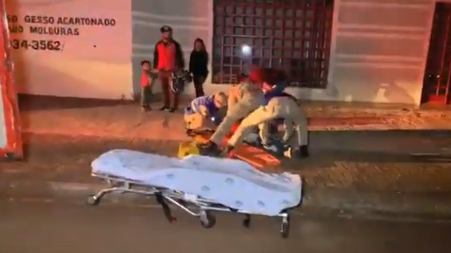 Mulher é atropelada na rua Jacarezinho em Cascavel-PR
