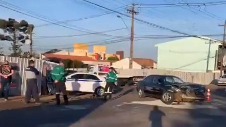 Batida entre dois carros na Avenida Brasil em Cascavel-PR